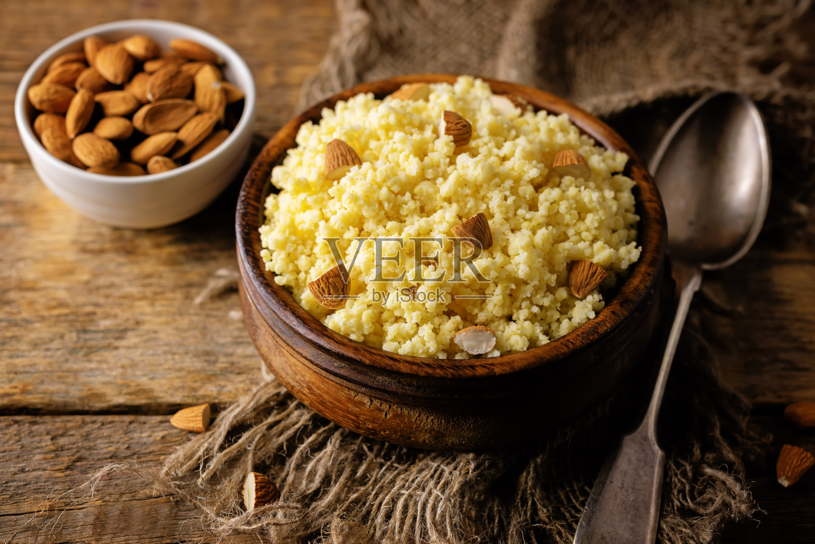 小米粥在碗里照片摄影图片