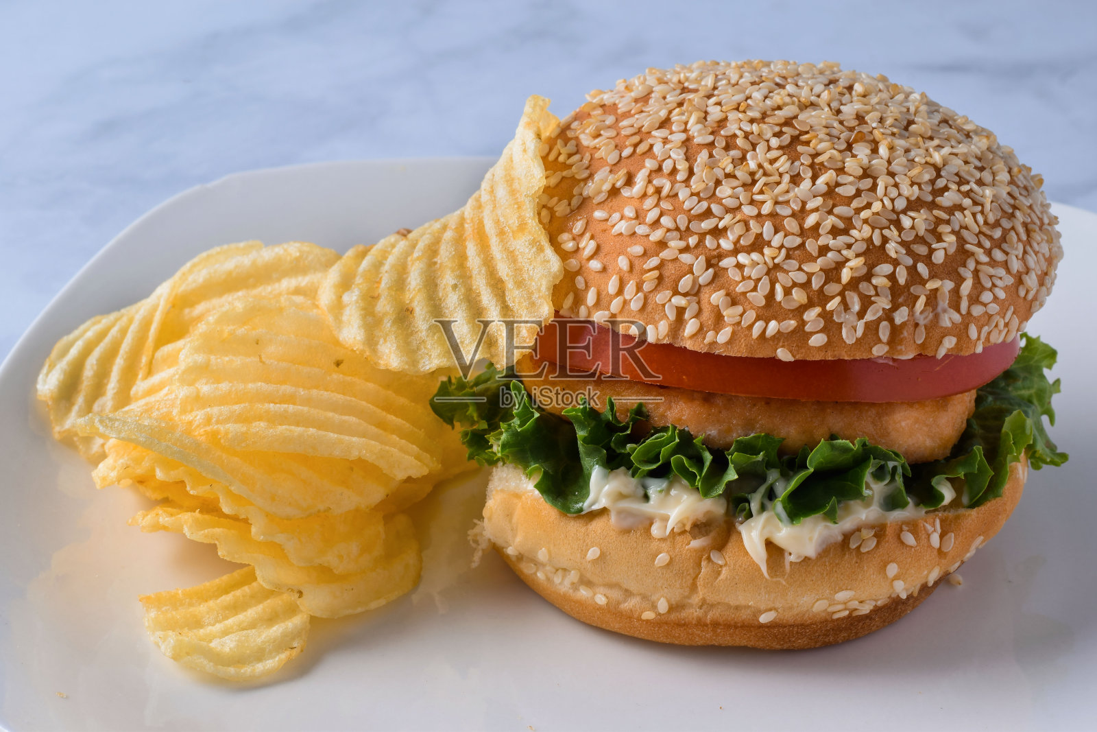 三文鱼汉堡配薯条,照片摄影图片