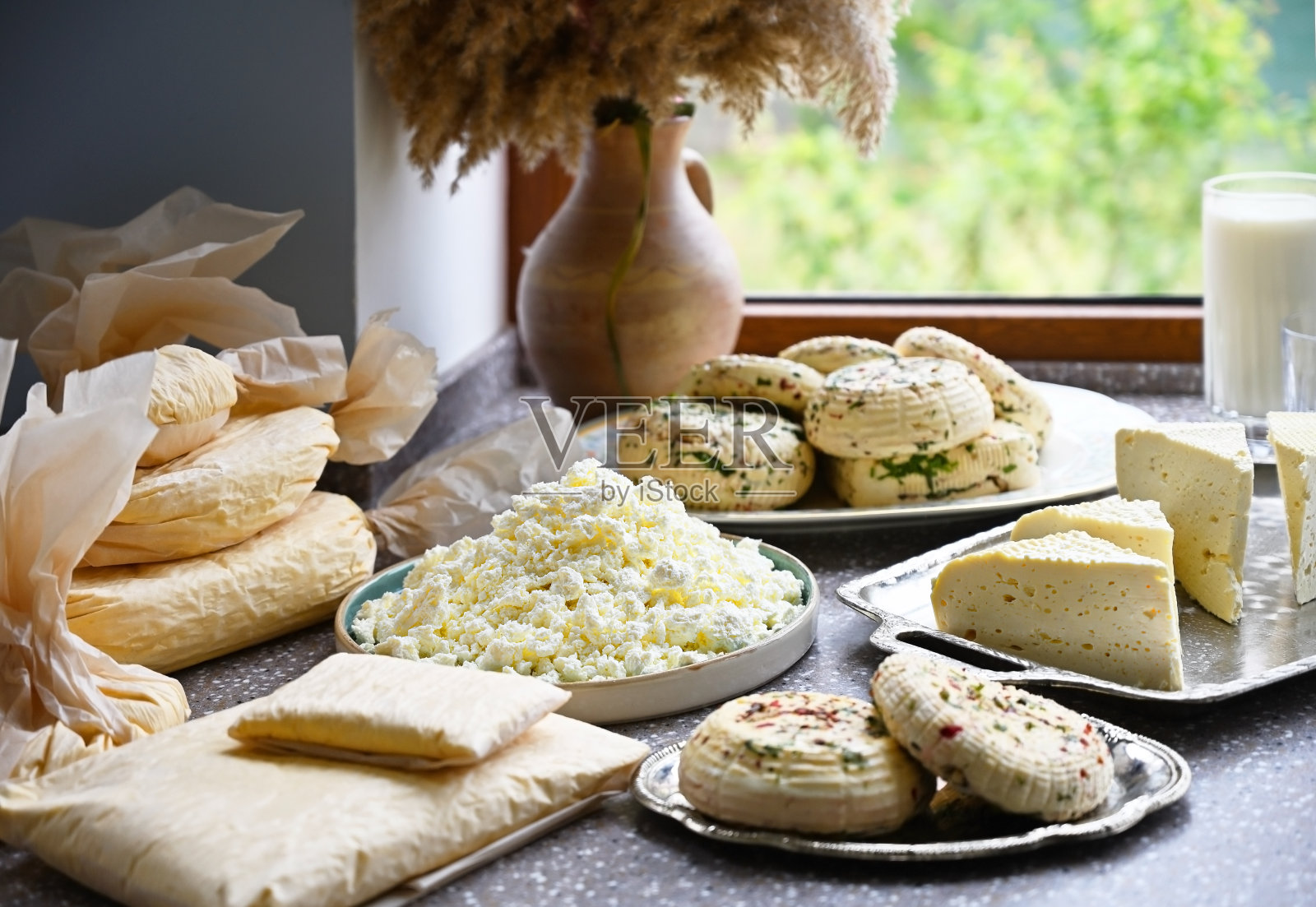 桌上有自制的乳制品照片摄影图片
