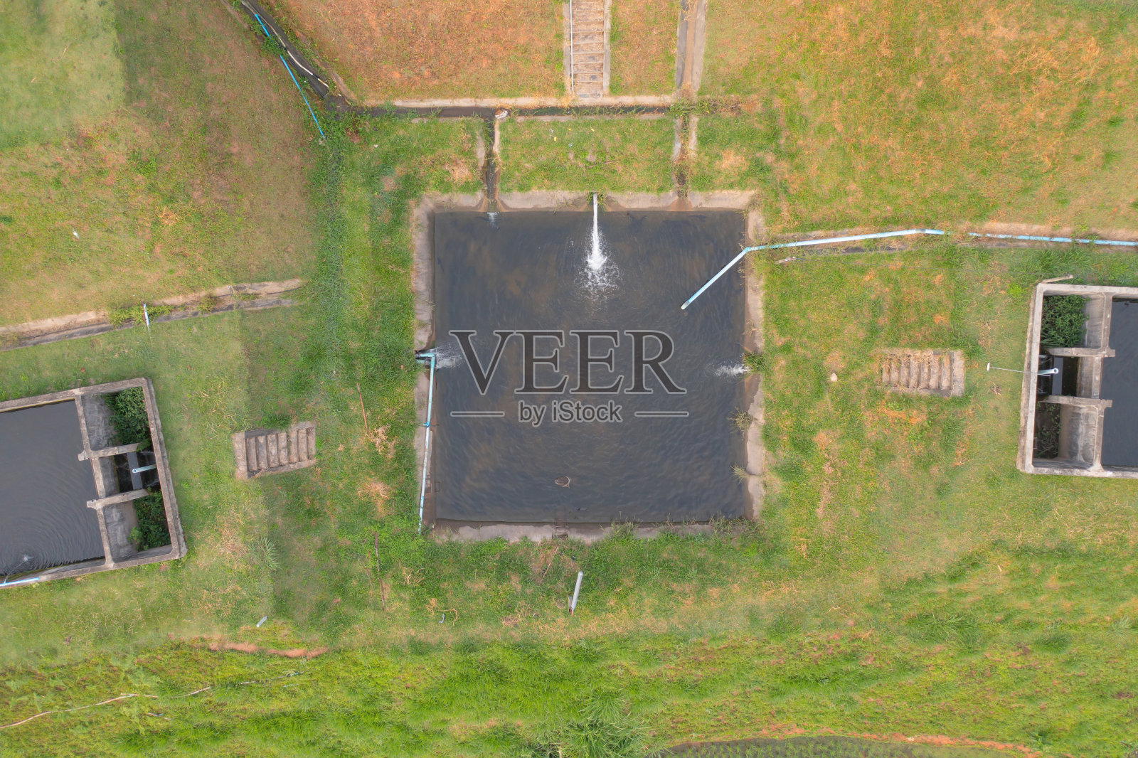 鸟瞰水库大坝和水在循环能源工业概念电力在自然景观背景。环境。照片摄影图片