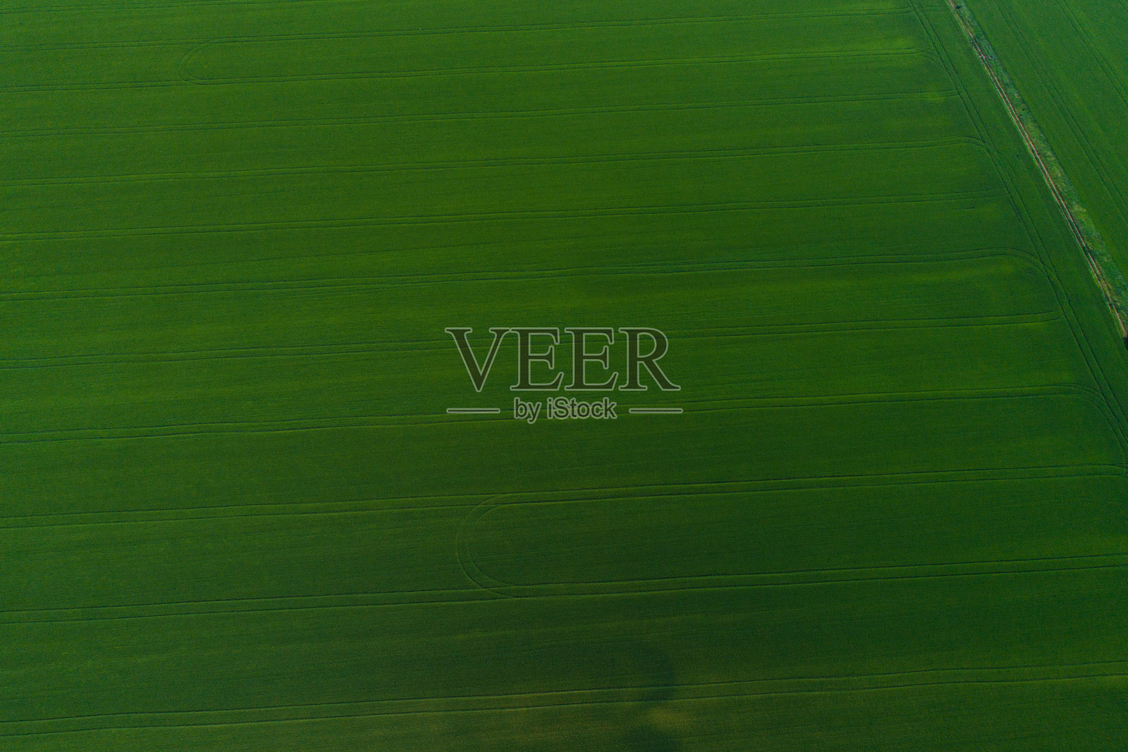 结合轨道上的绿色田野,鸟瞰照片照片摄影图片