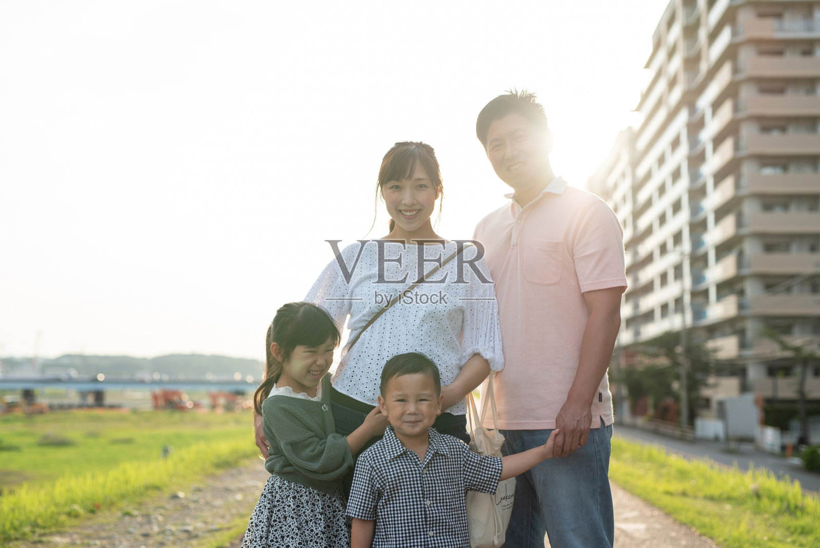 亚洲家庭的肖像在背光照片摄影图片