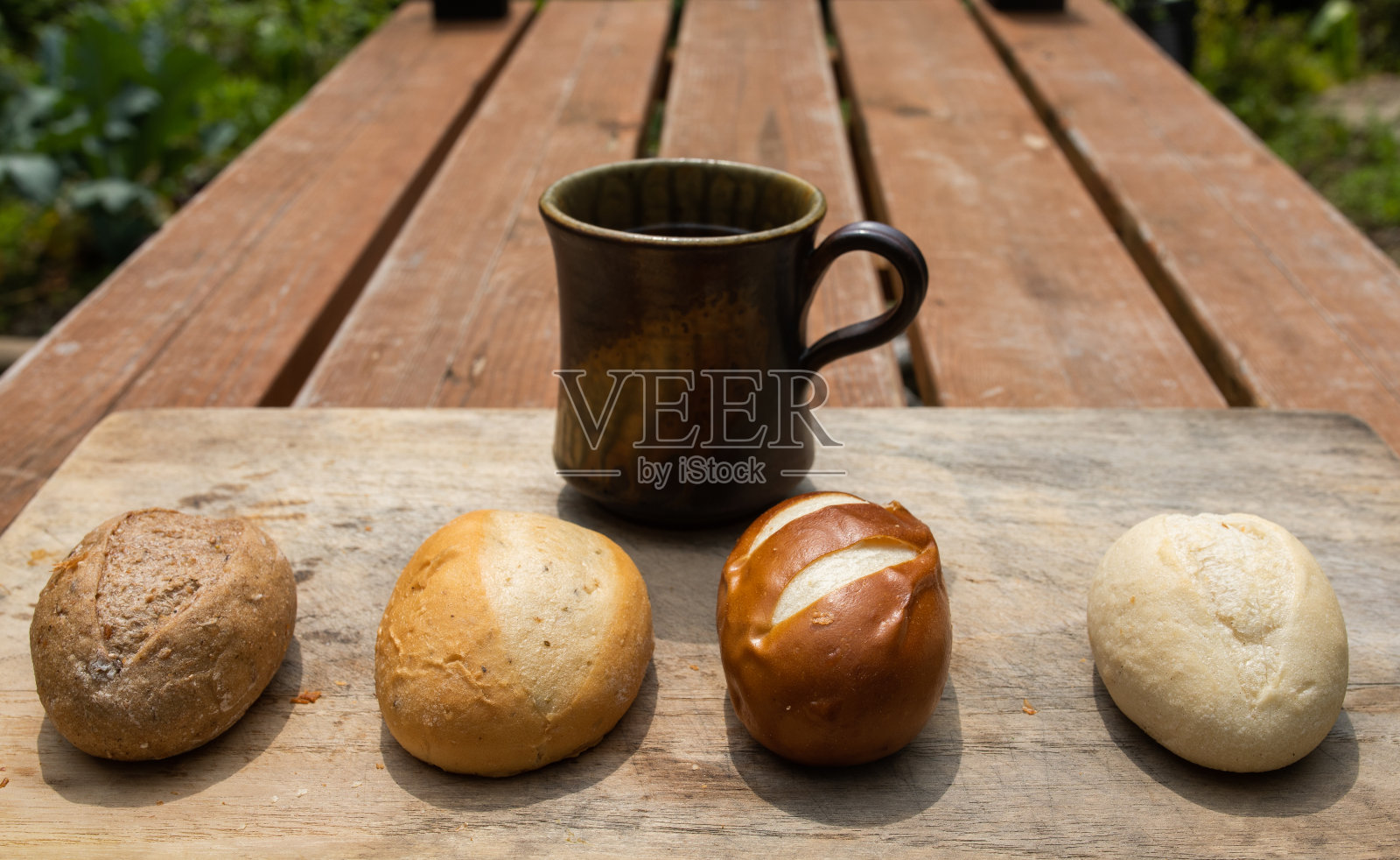 新鲜的面包和咖啡放在木板上照片摄影图片
