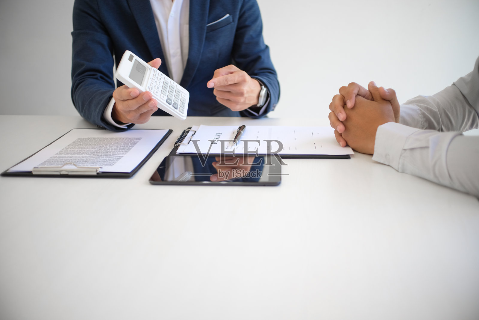 商务人士签署合同,与房地产经纪人达成协议,提供咨询、房屋保险、房地产投资和财产安全服务照片摄影图片