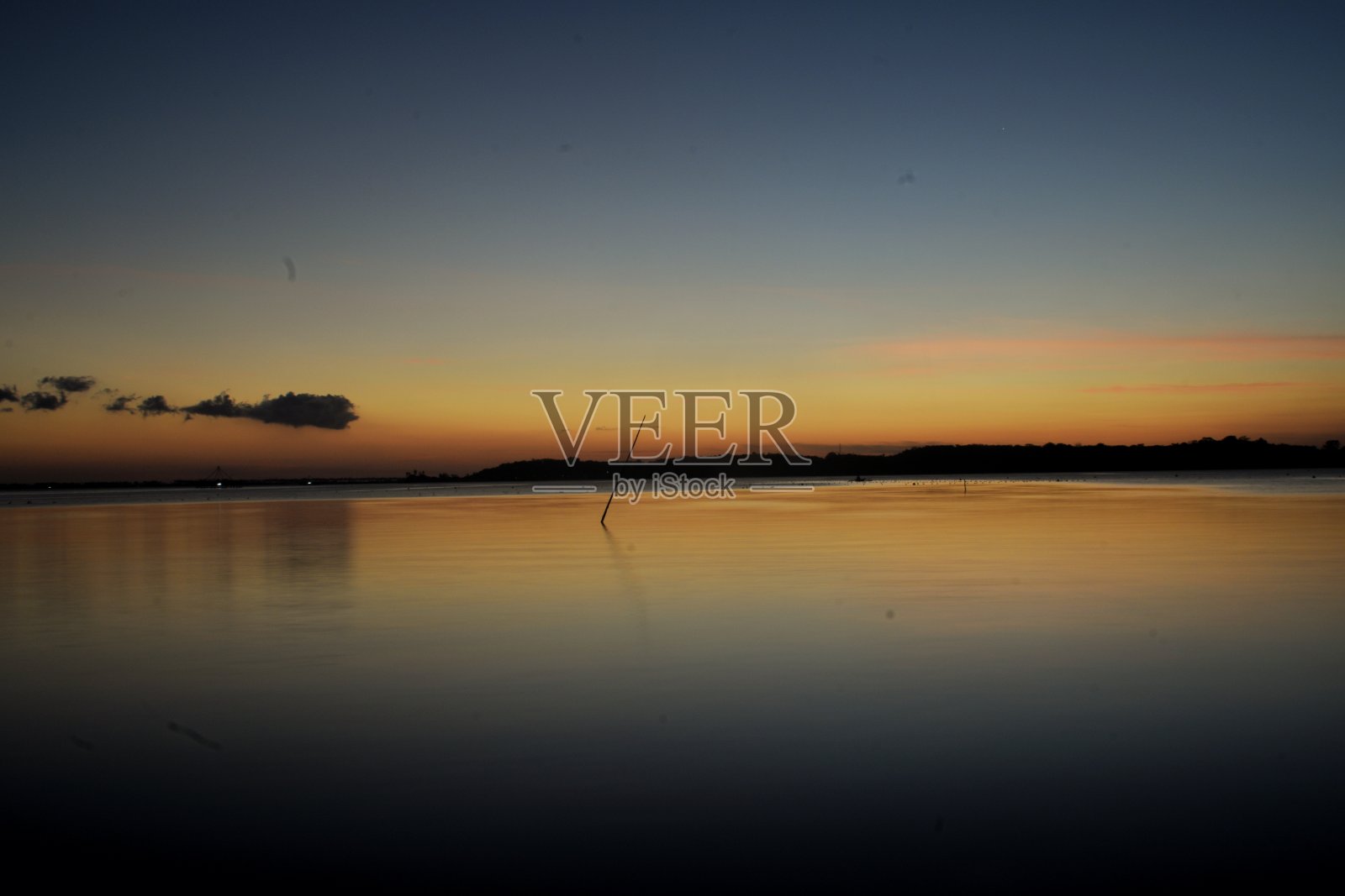 在晚上拍摄海滩景色照片摄影图片