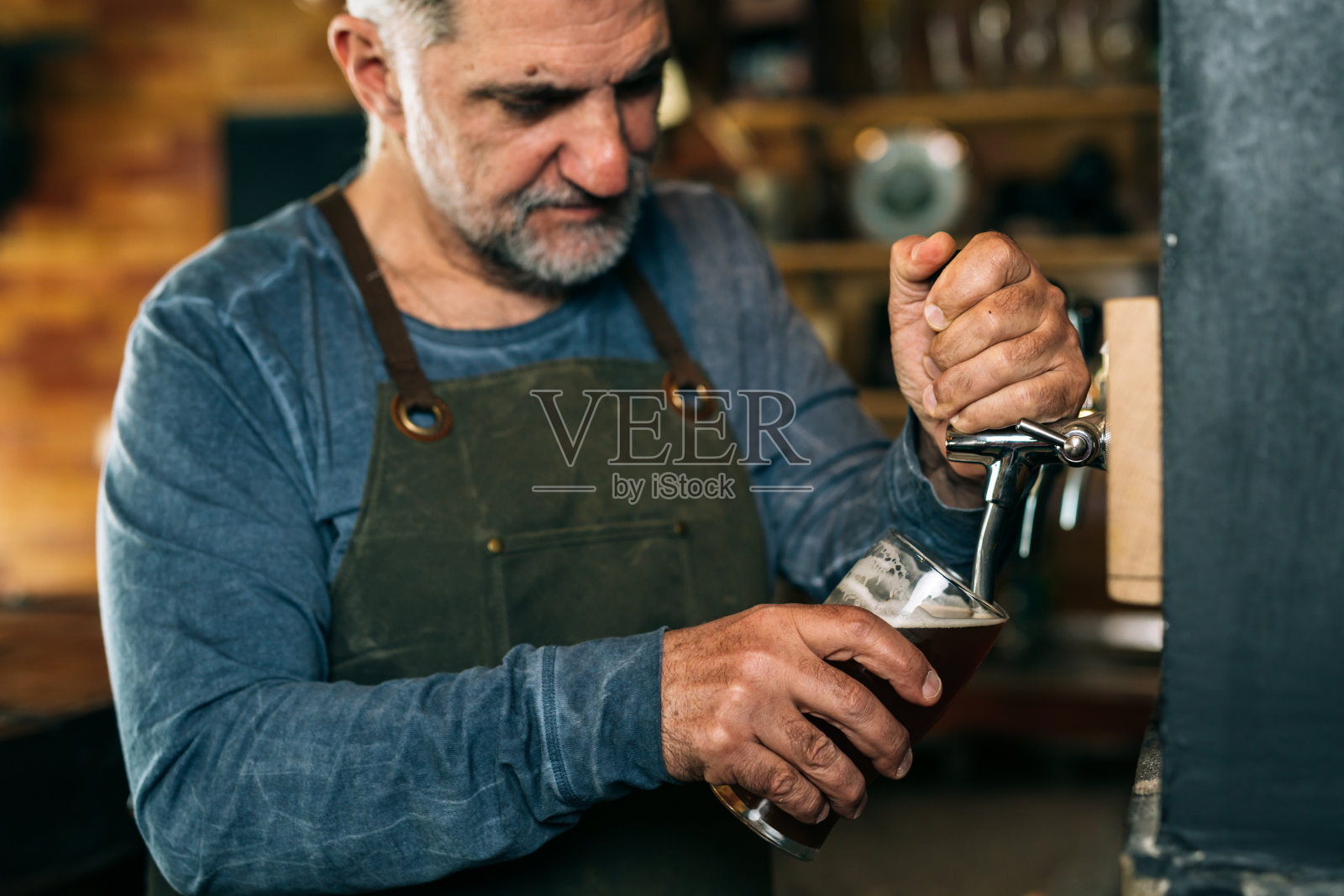 在小啤酒厂工作的人照片摄影图片