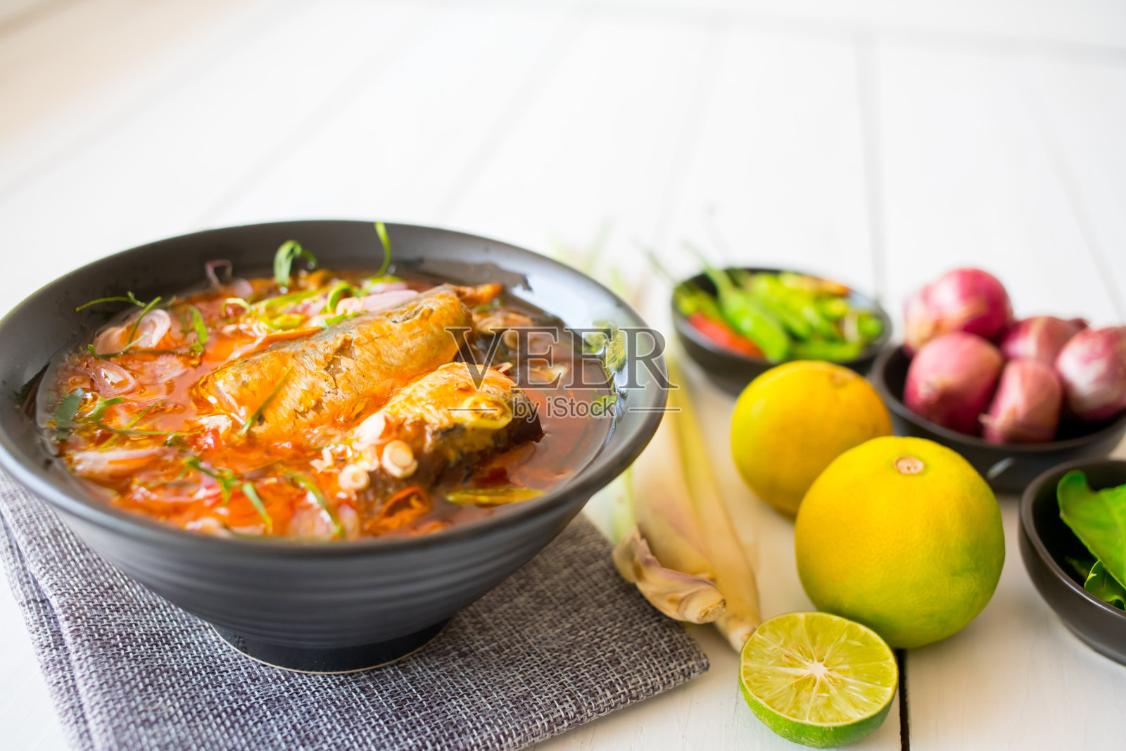 美味的沙拉罐头鱼与蔬菜香草,柠檬,柠檬草,青柠叶,青葱,胡椒。简单的,自制的烹饪菜单在检疫期间概念泰国菜照片摄影图片