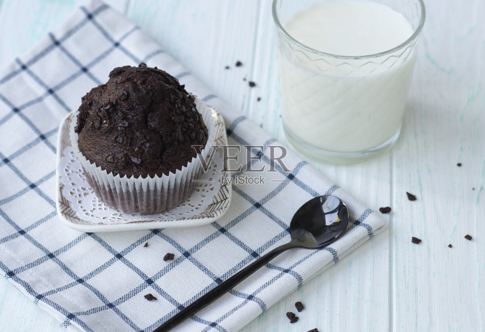 自制巧克力松饼或蛋糕配一杯牛奶。文本的地方照片摄影图片