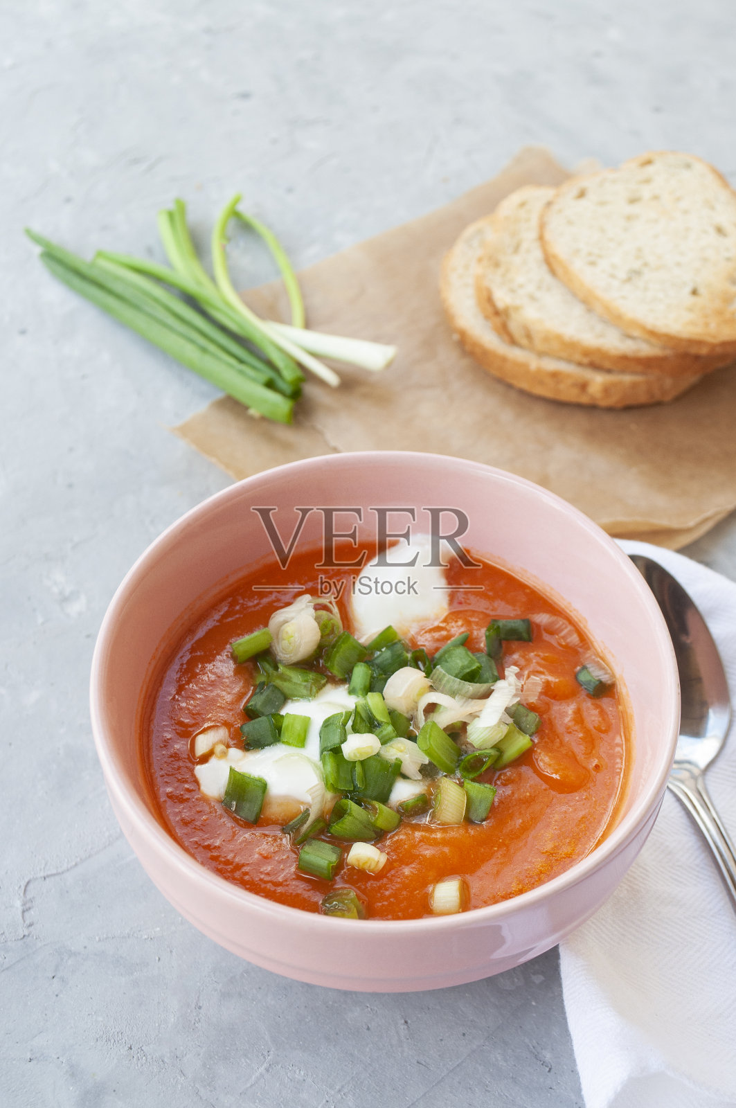 新鲜冷的传统西班牙番茄汤。照片摄影图片