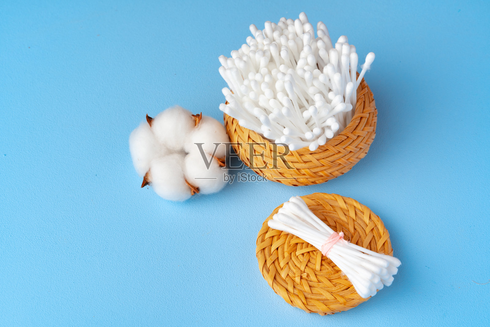 一套棉签贴在蓝色的纸上照片摄影图片