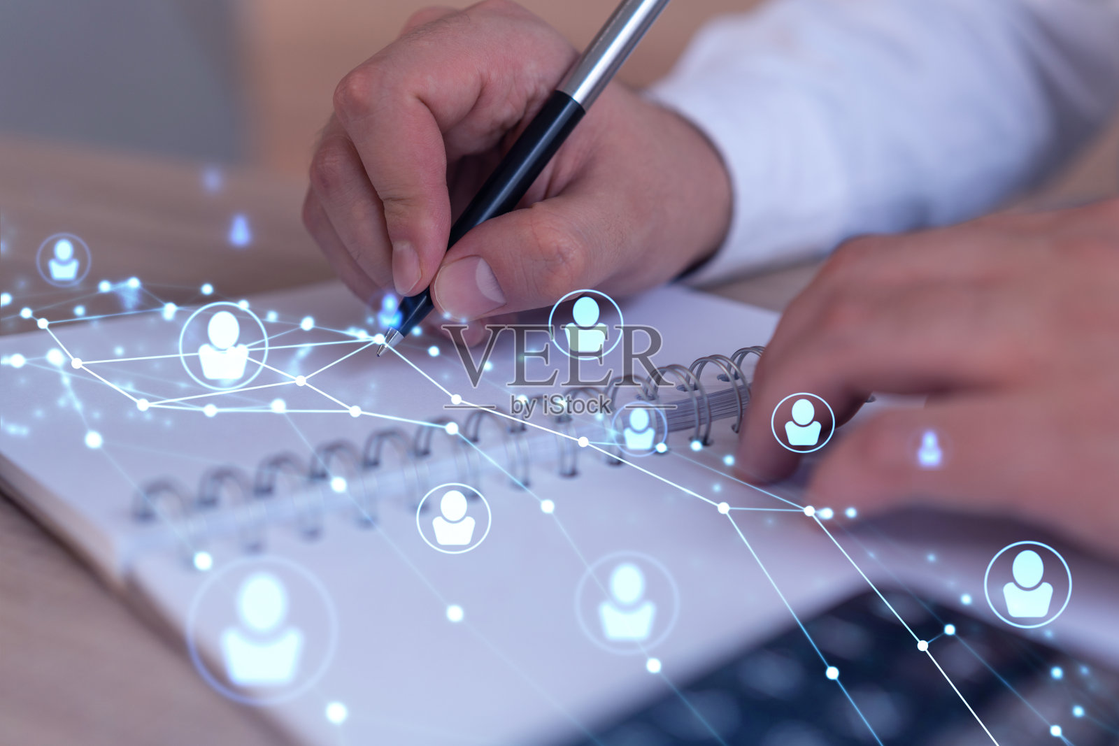 人力资源专家正在记录新候选人在招聘过程中建立国际关系网的情况。成功的概念。社交媒体全息图图标。正式的西装照片摄影图片