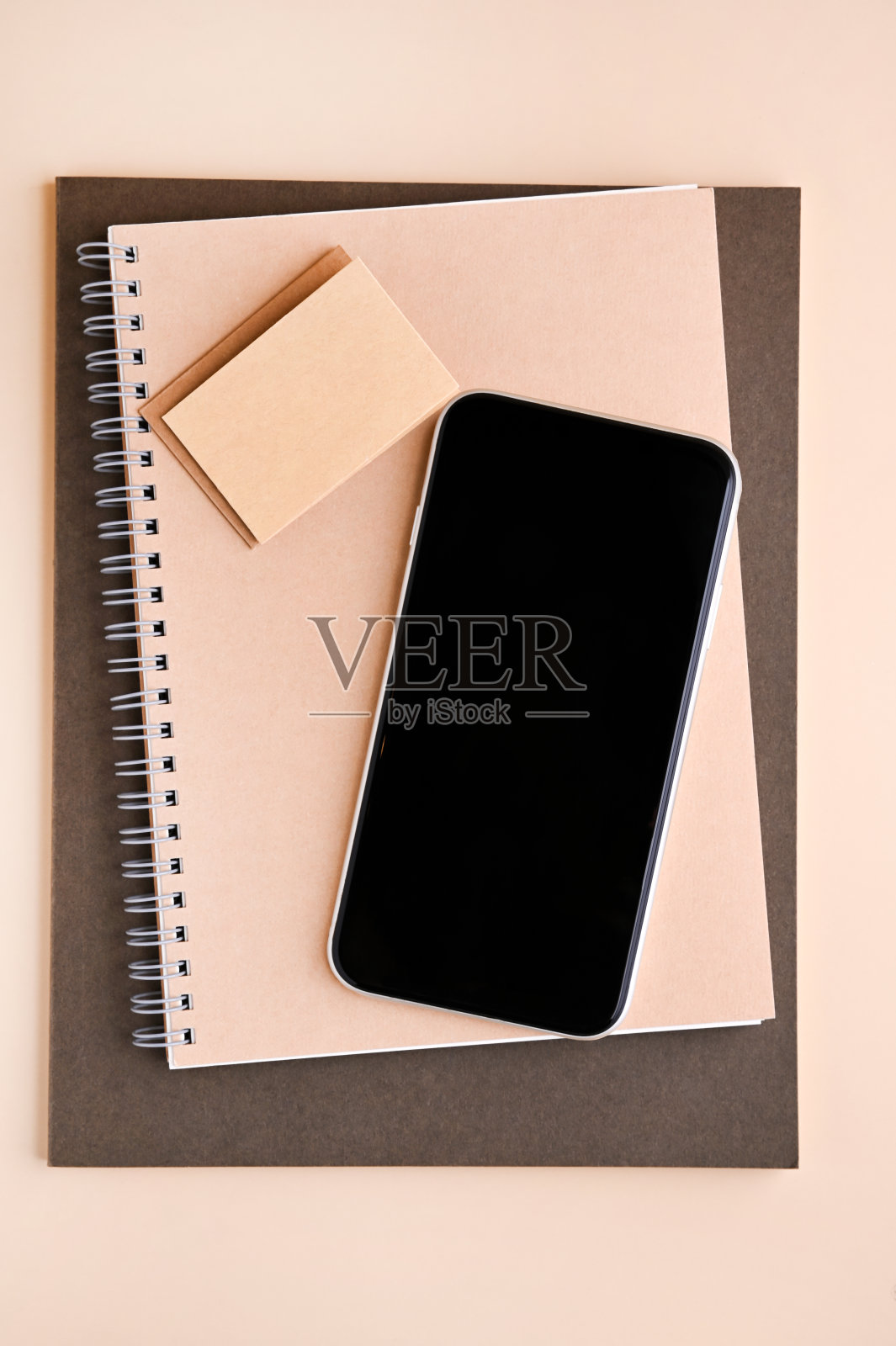 黑色移动智能手机模型。对于游戏设计,智能手机应用展示或作品集布局。这款智能手机模型的米色时尚背景照片摄影图片