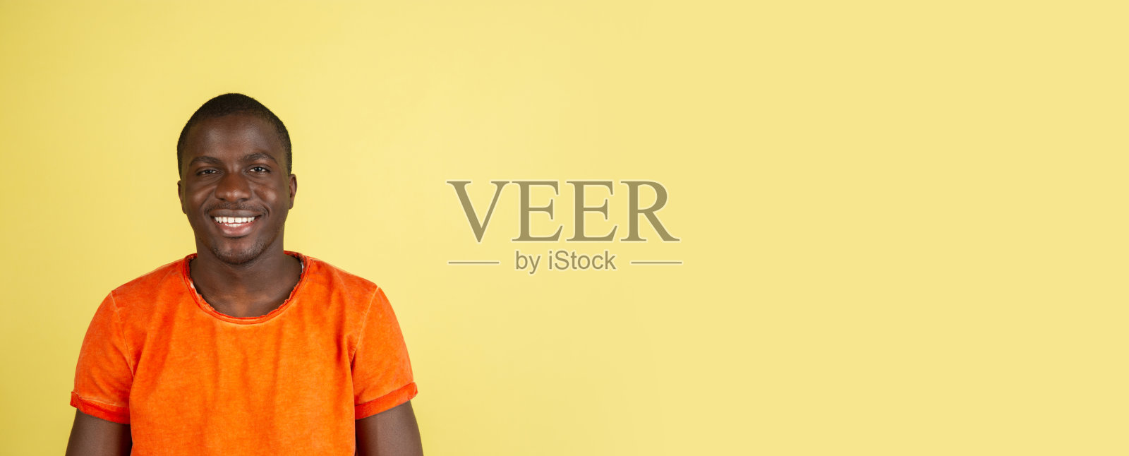 非洲年轻男性肖像孤立在工作室背景与copyspace照片摄影图片