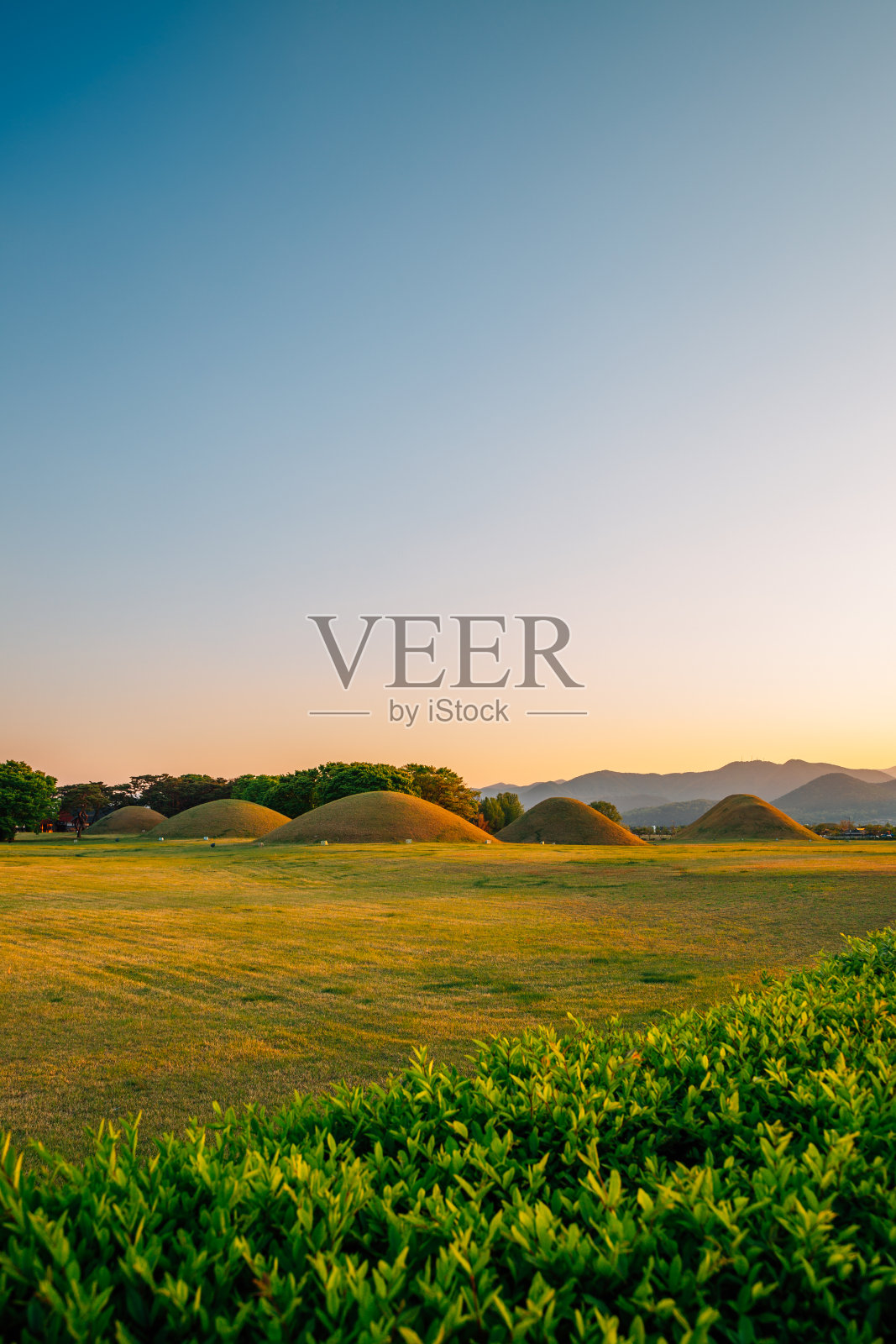 韩国庆州英旺洞古墓建筑群日落照片摄影图片