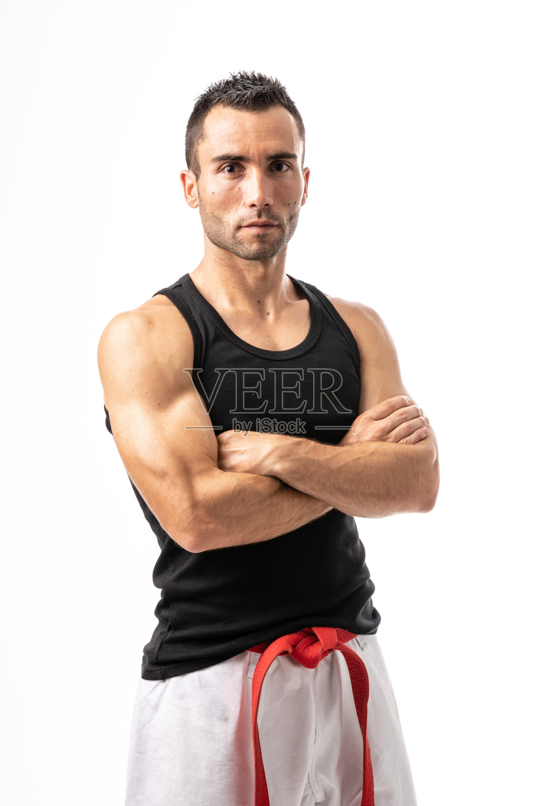 空手道战士在白色背景与双臂交叉照片摄影图片