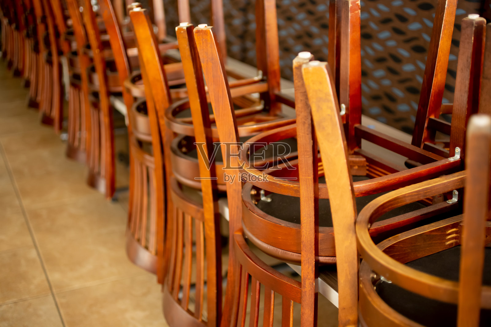 椅子翻转照片摄影图片