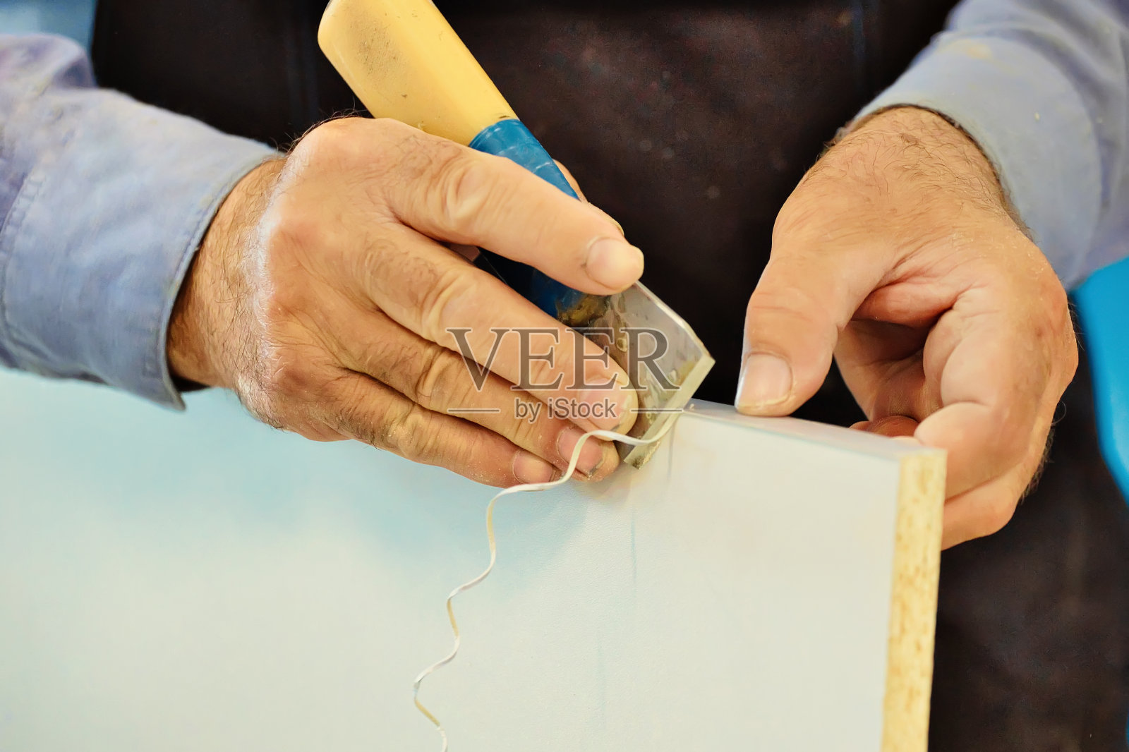 一位上了年纪的木匠的手和工具,而工作的特写镜头照片摄影图片