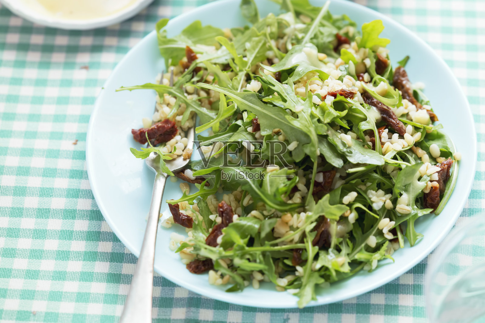 干番茄和火箭叶沙拉配香醋调味照片摄影图片