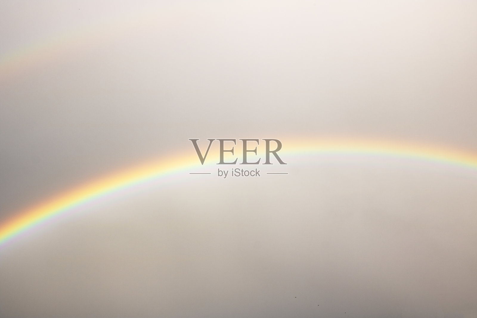 屋顶上灰色天空的彩虹照片摄影图片