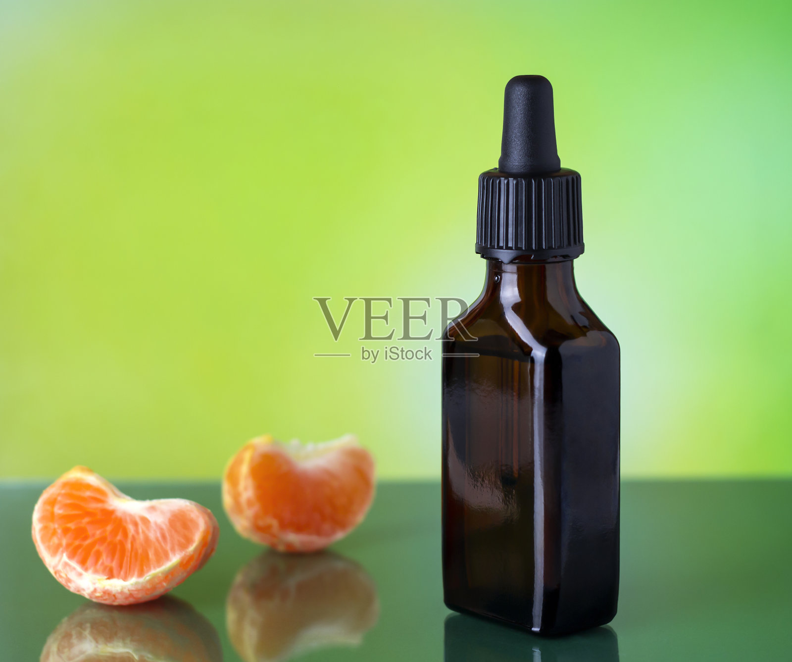 普通话石油。在绿色背景上有一个带吸管的棕色瓶子。照片摄影图片