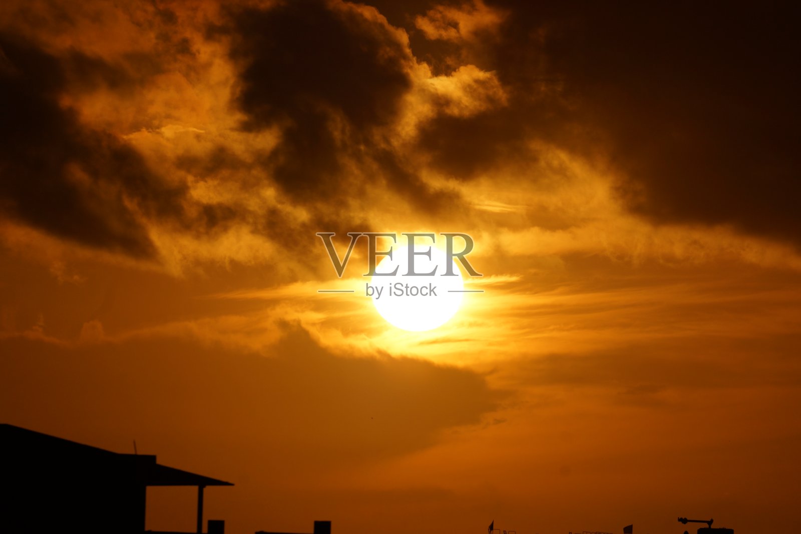 多云的天空无法阻挡太阳升起照片摄影图片