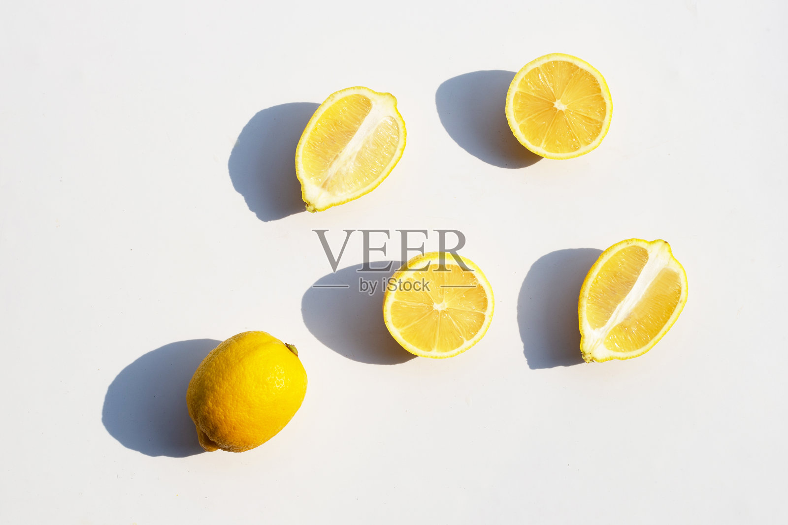 白色背景上的新鲜柠檬。照片摄影图片