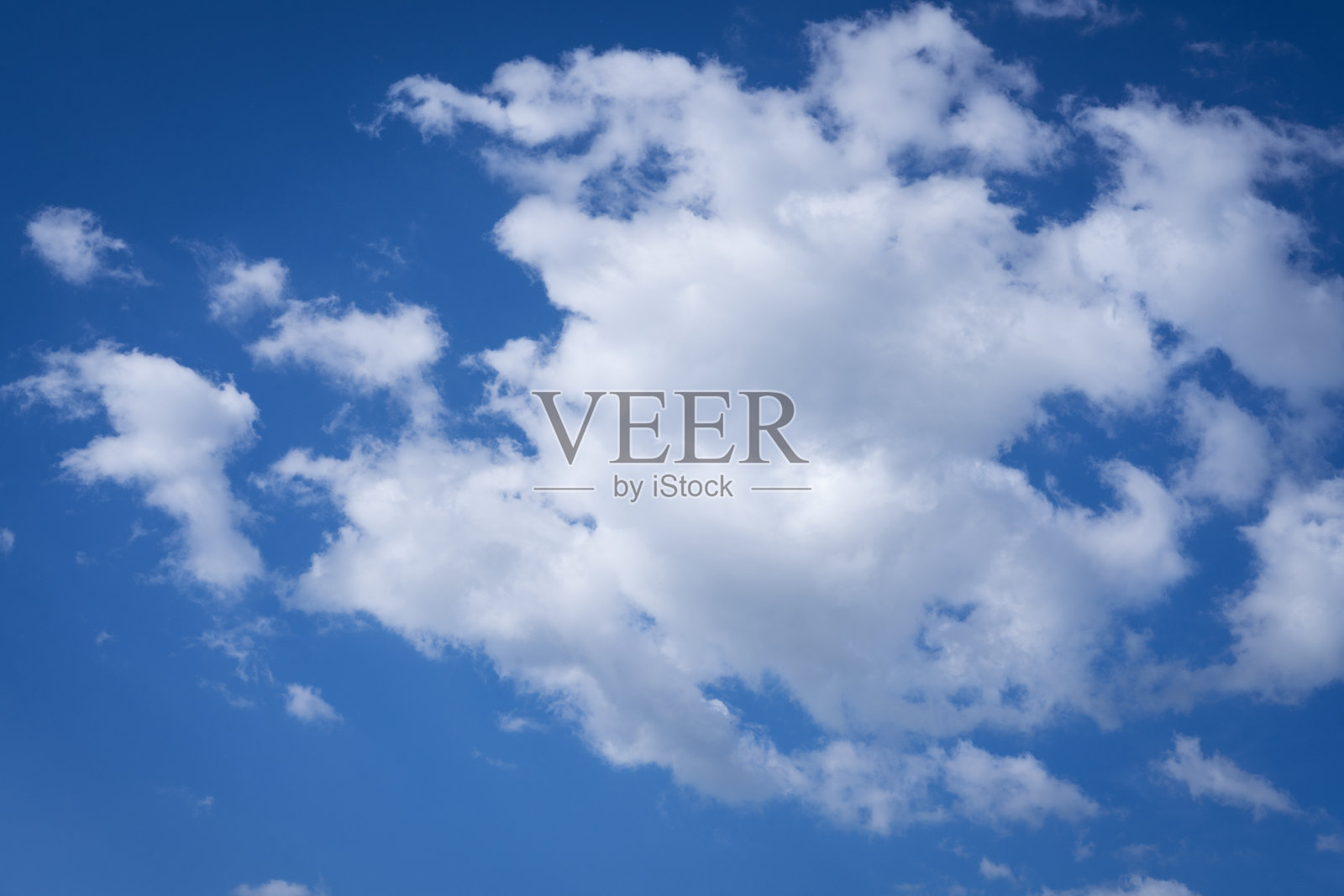 大朵白云以蓝天为背景照片摄影图片