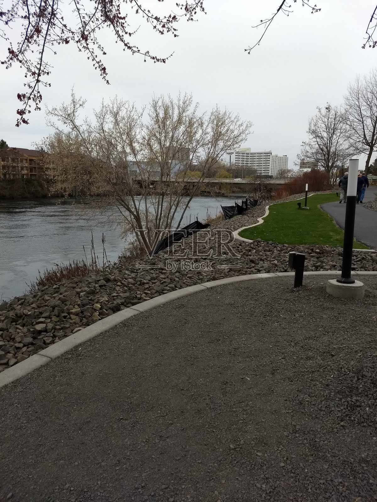 城市环境中的河流。照片摄影图片