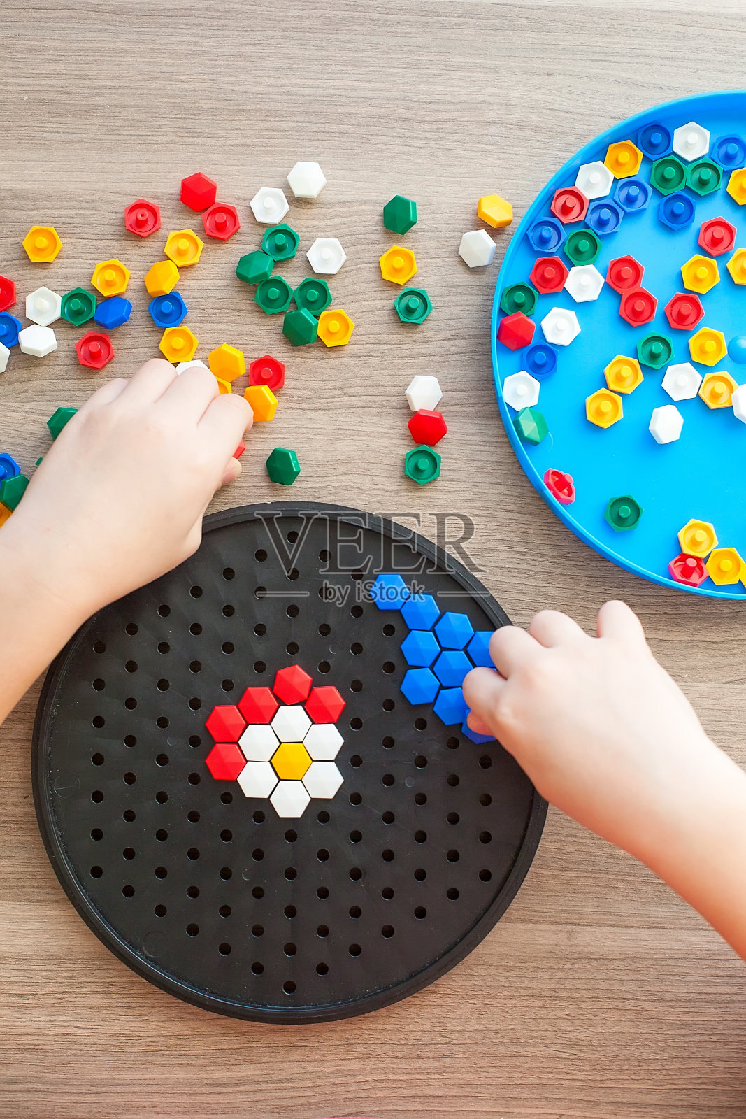 为孩子们砌砖。为孩子们砌砖。孩子们的马赛克。教育与发展照片摄影图片