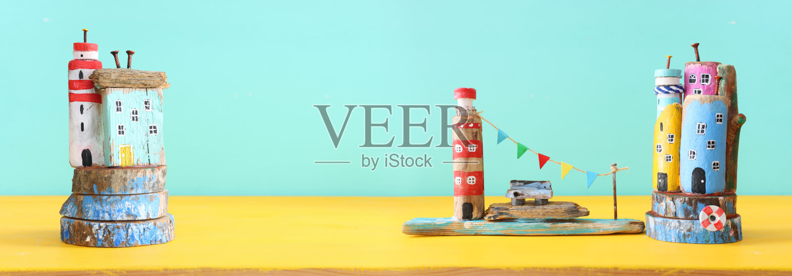 航海概念与浮木海滩房子和灯塔在木桌上照片摄影图片