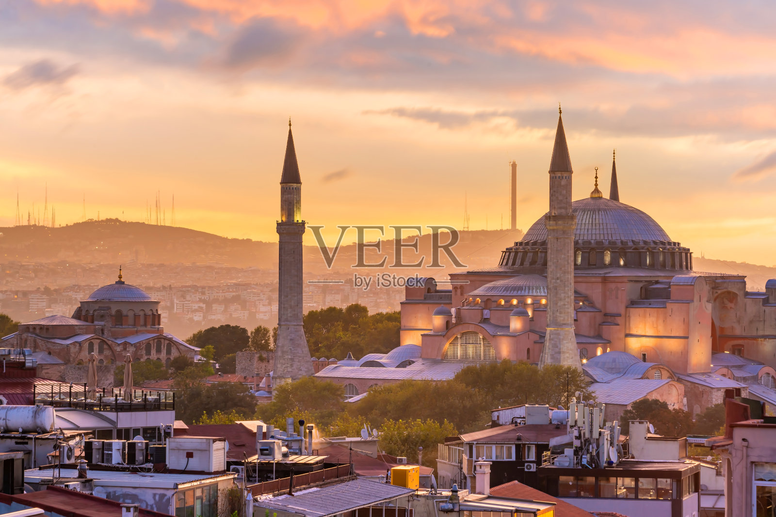 俯瞰土耳其伊斯坦布尔的圣索菲亚大教堂照片摄影图片