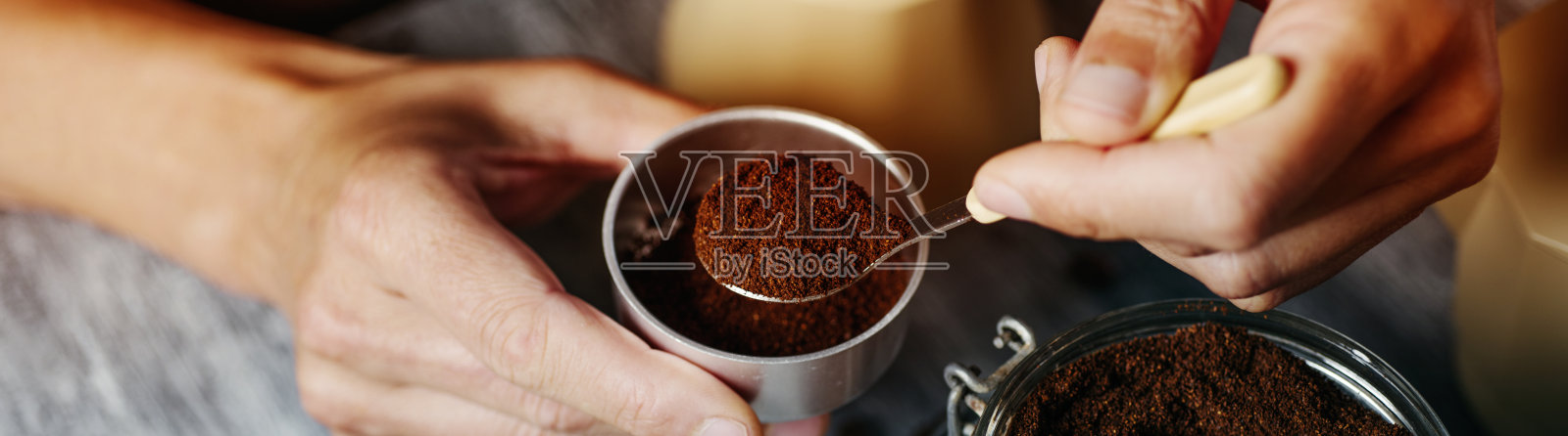 男人用摩卡壶煮咖啡,挂着网络横幅照片摄影图片