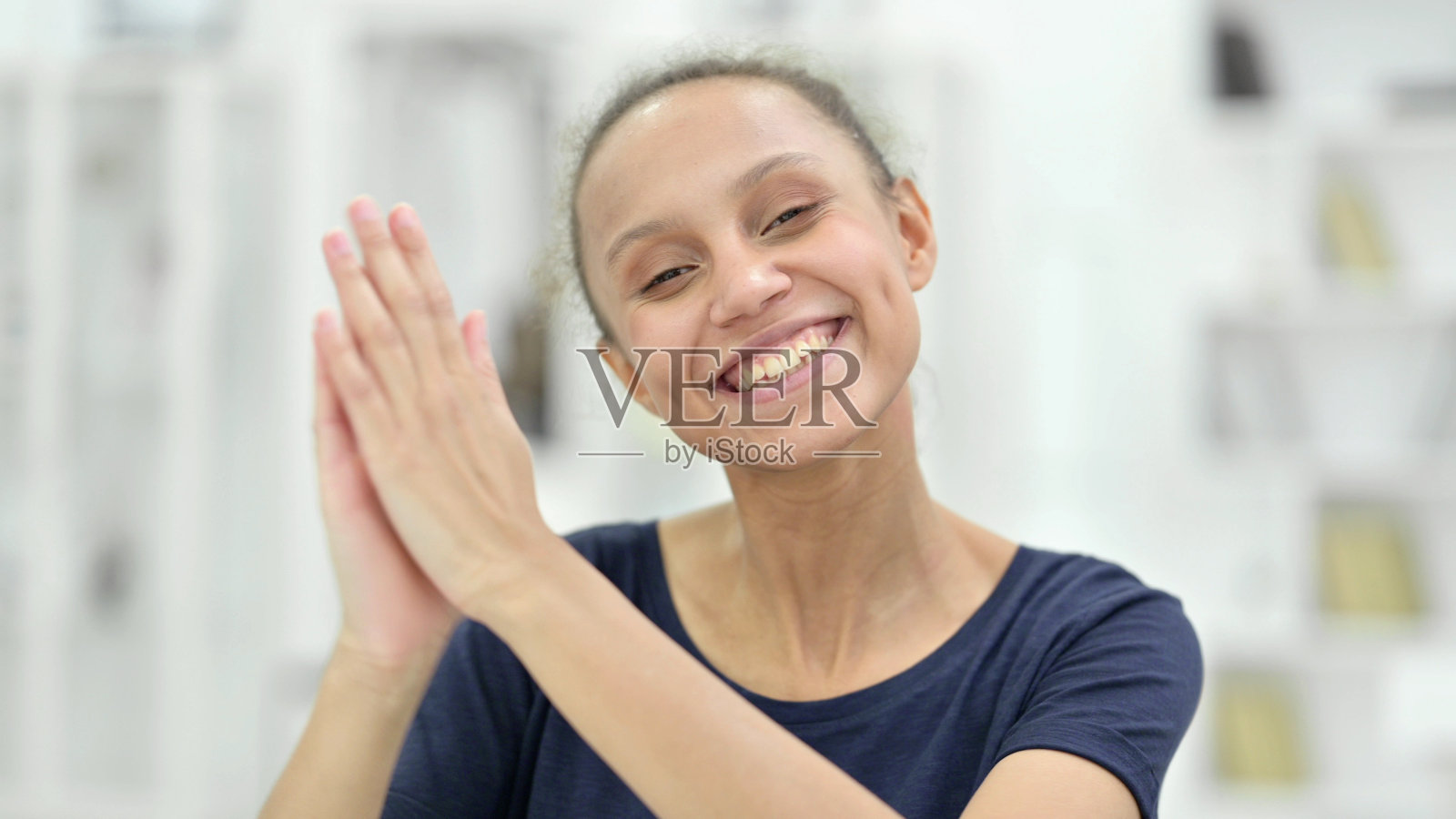 非洲年轻妇女兴奋鼓掌的肖像照片摄影图片