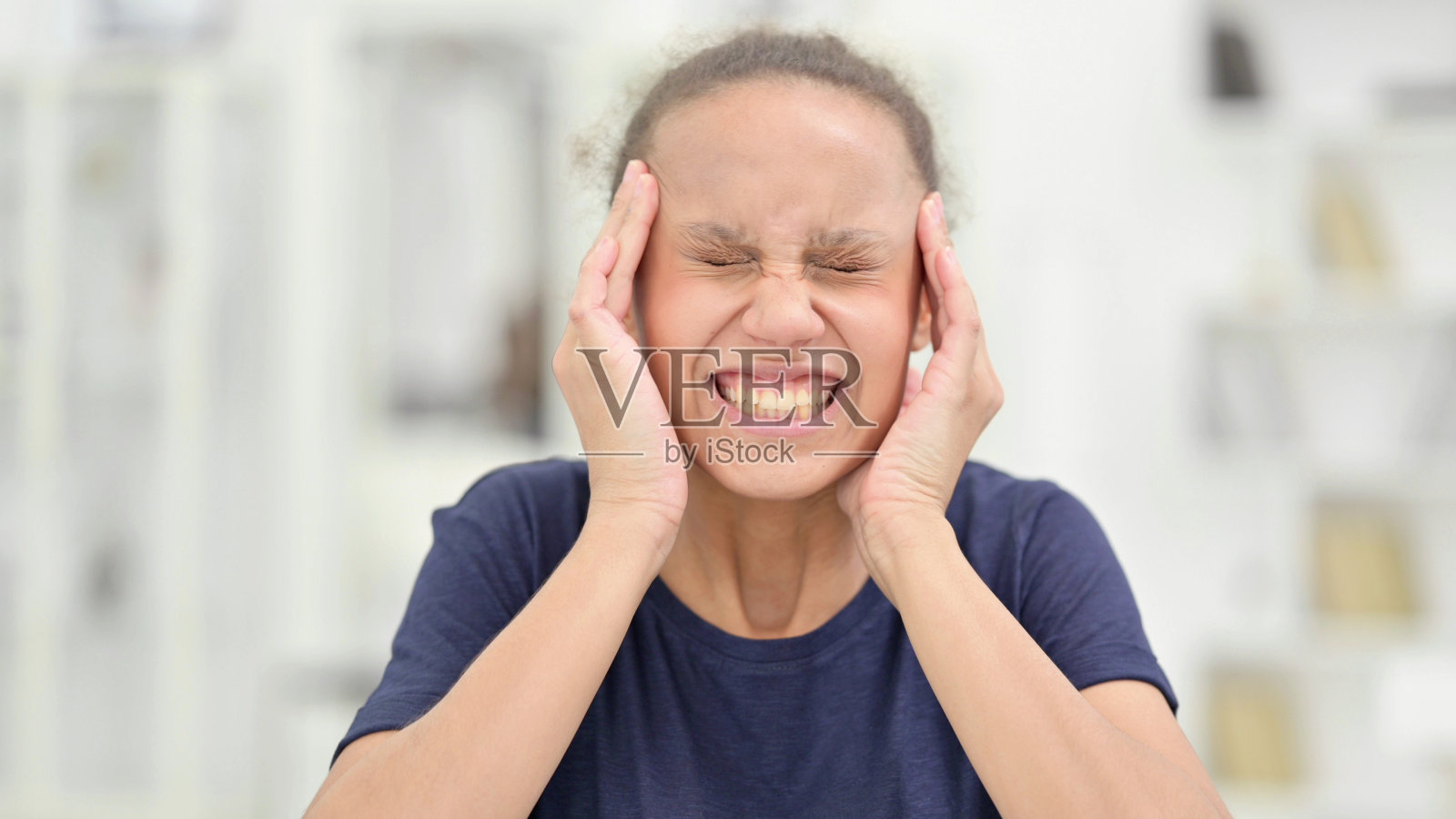 头痛的疲惫非洲女人照片照片摄影图片