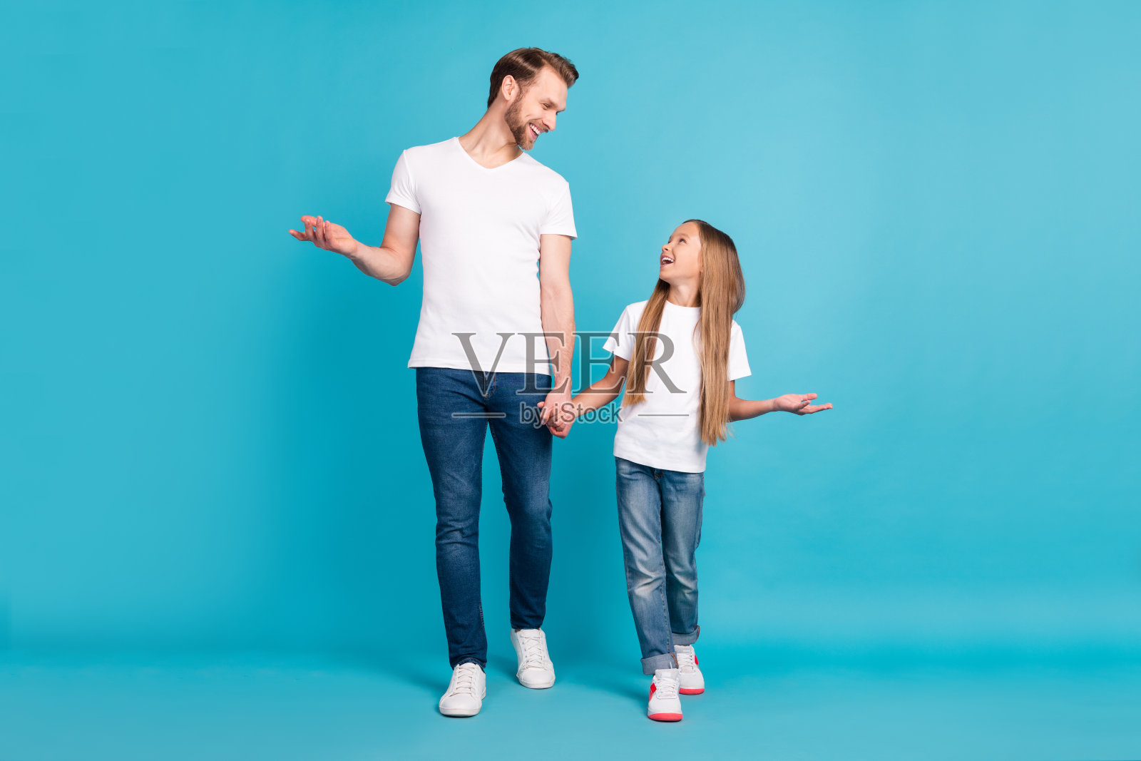 全尺寸的照片英俊的男孩可爱的瞳孔抱着胳膊看对方说话聊天孤立的蓝色背景照片摄影图片