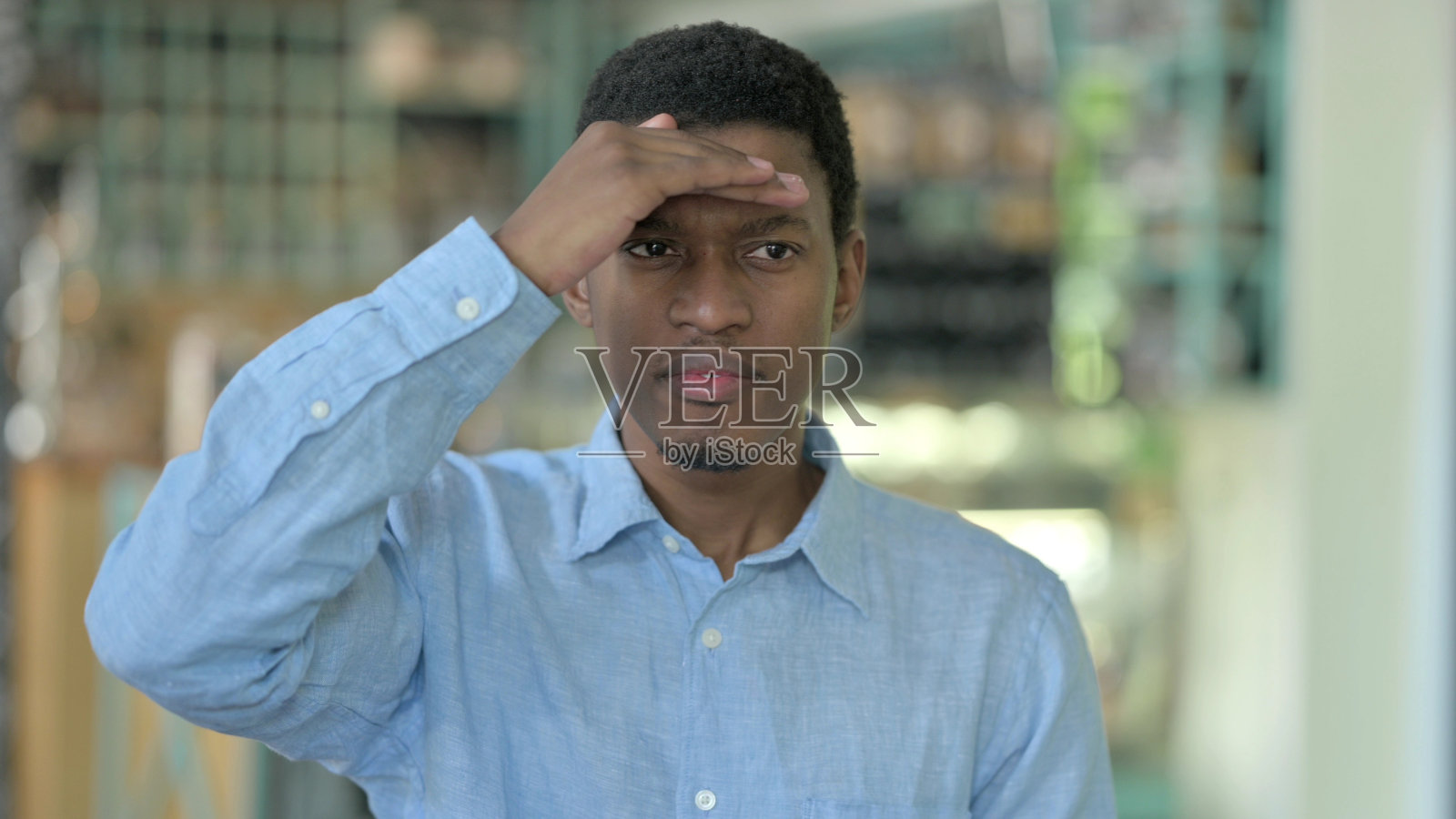 好奇的非洲年轻人寻找机会的肖像照片摄影图片