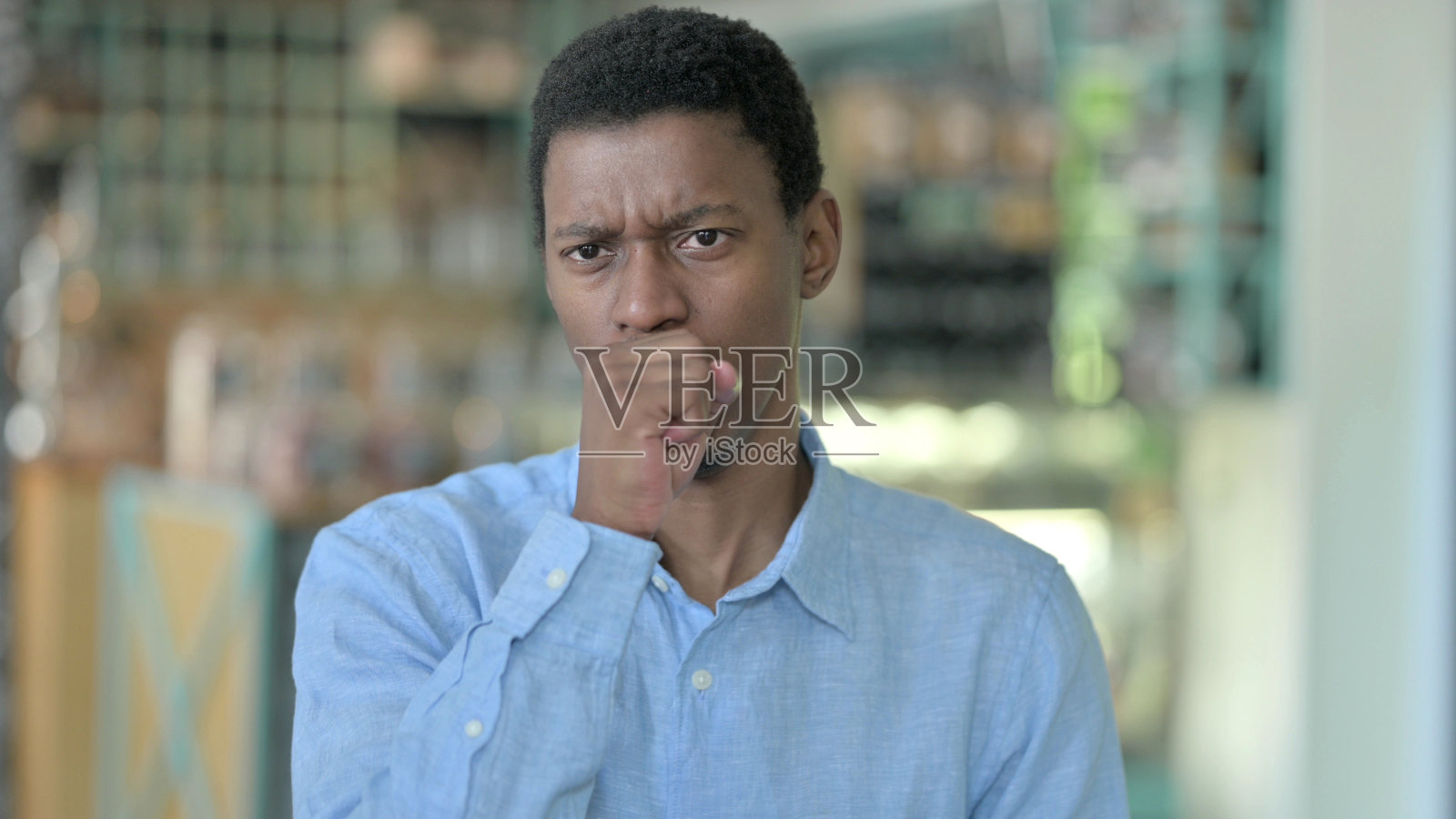 生病的非洲青年男子咳嗽的肖像照片摄影图片