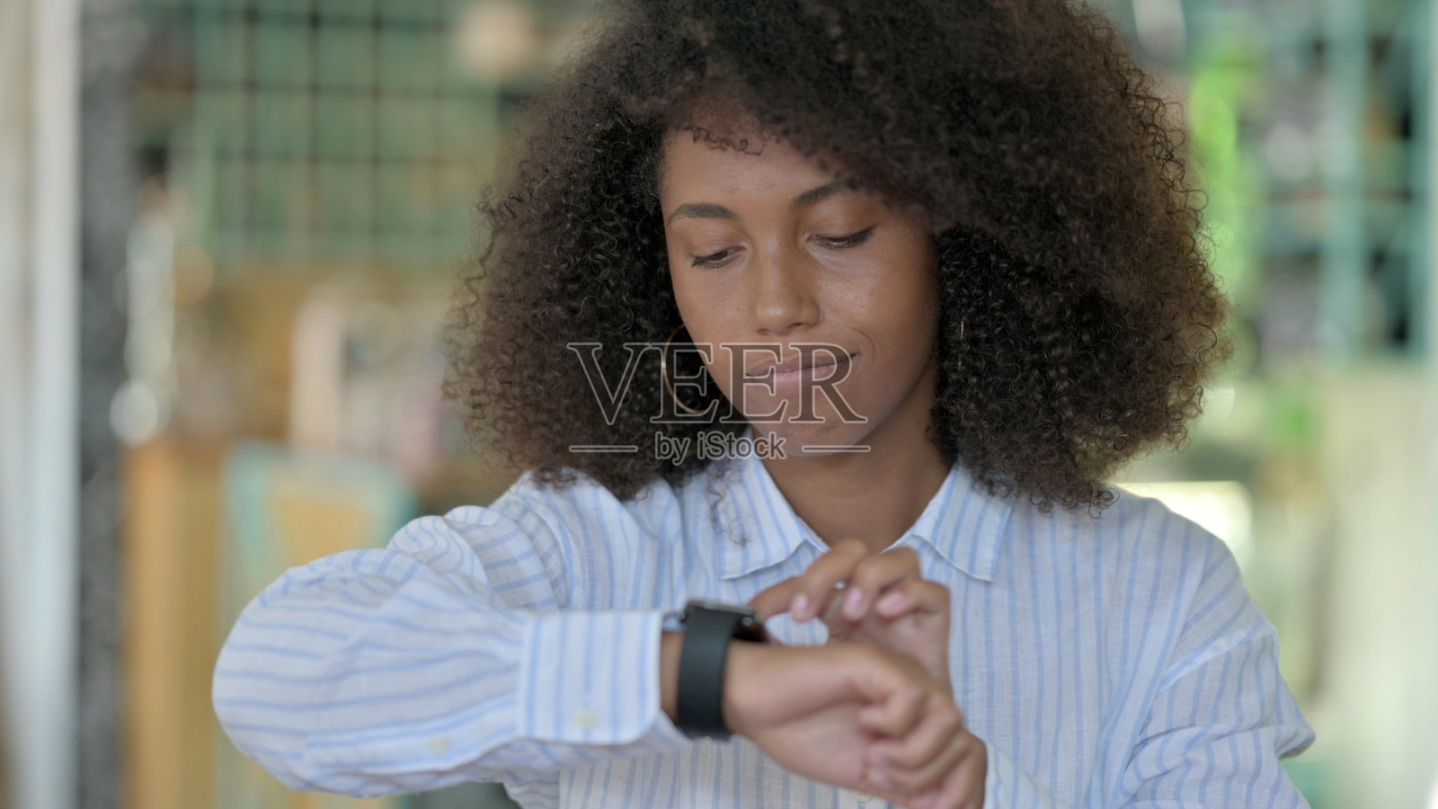 年轻的非洲妇女使用智能手表照片摄影图片