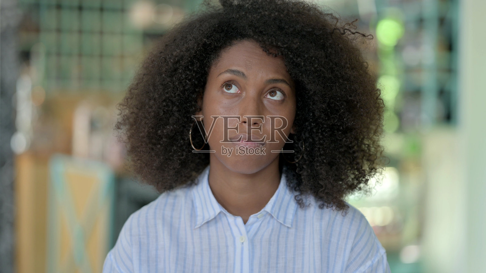 陷入沉思的悲伤非洲年轻女人肖像照片摄影图片