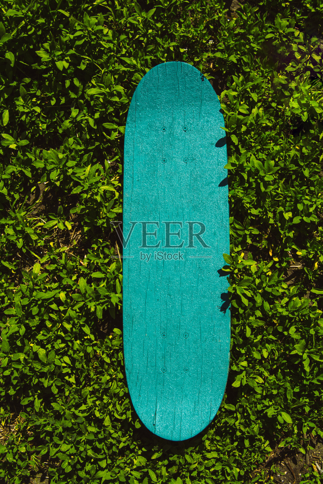 绿色木滑板。滑板背景,街头运动。照片摄影图片