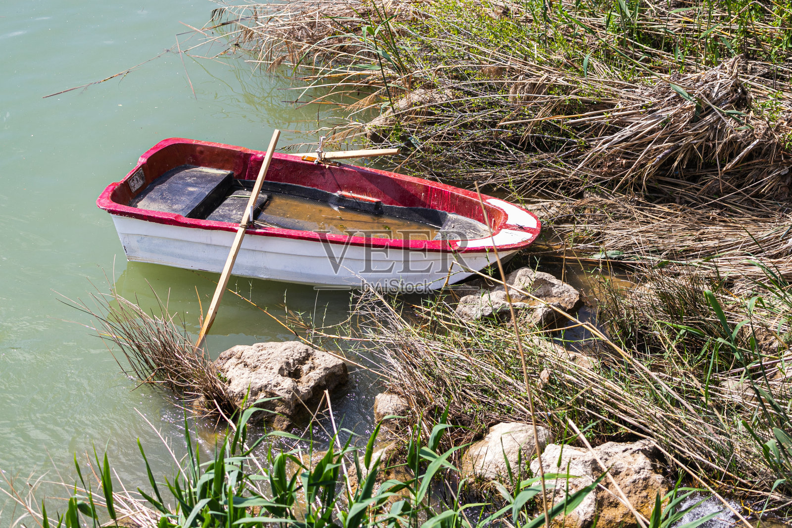 一条废弃的旧渔船照片摄影图片