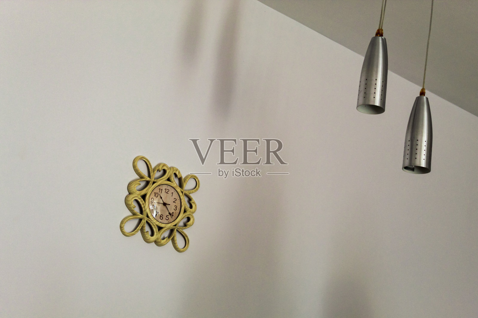 优雅的时钟和灯具。住宅装修照片摄影图片