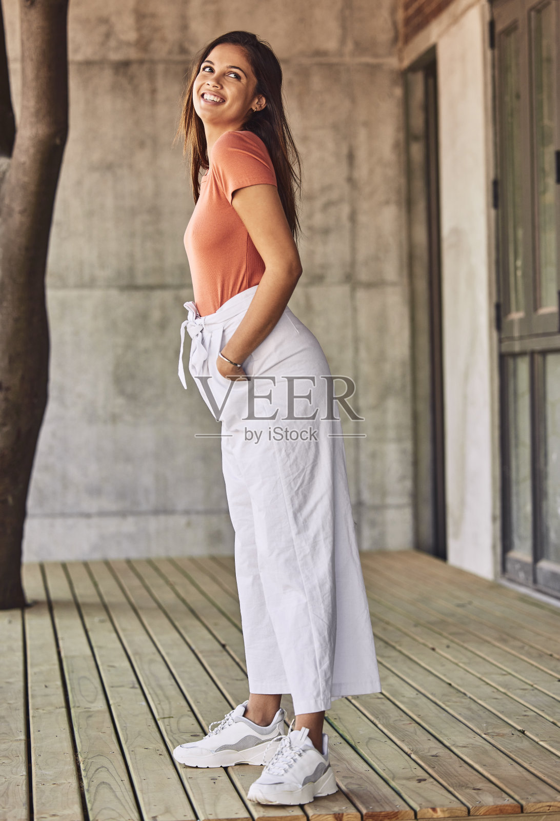 一个迷人的年轻女子摆pose的城市背景照片摄影图片