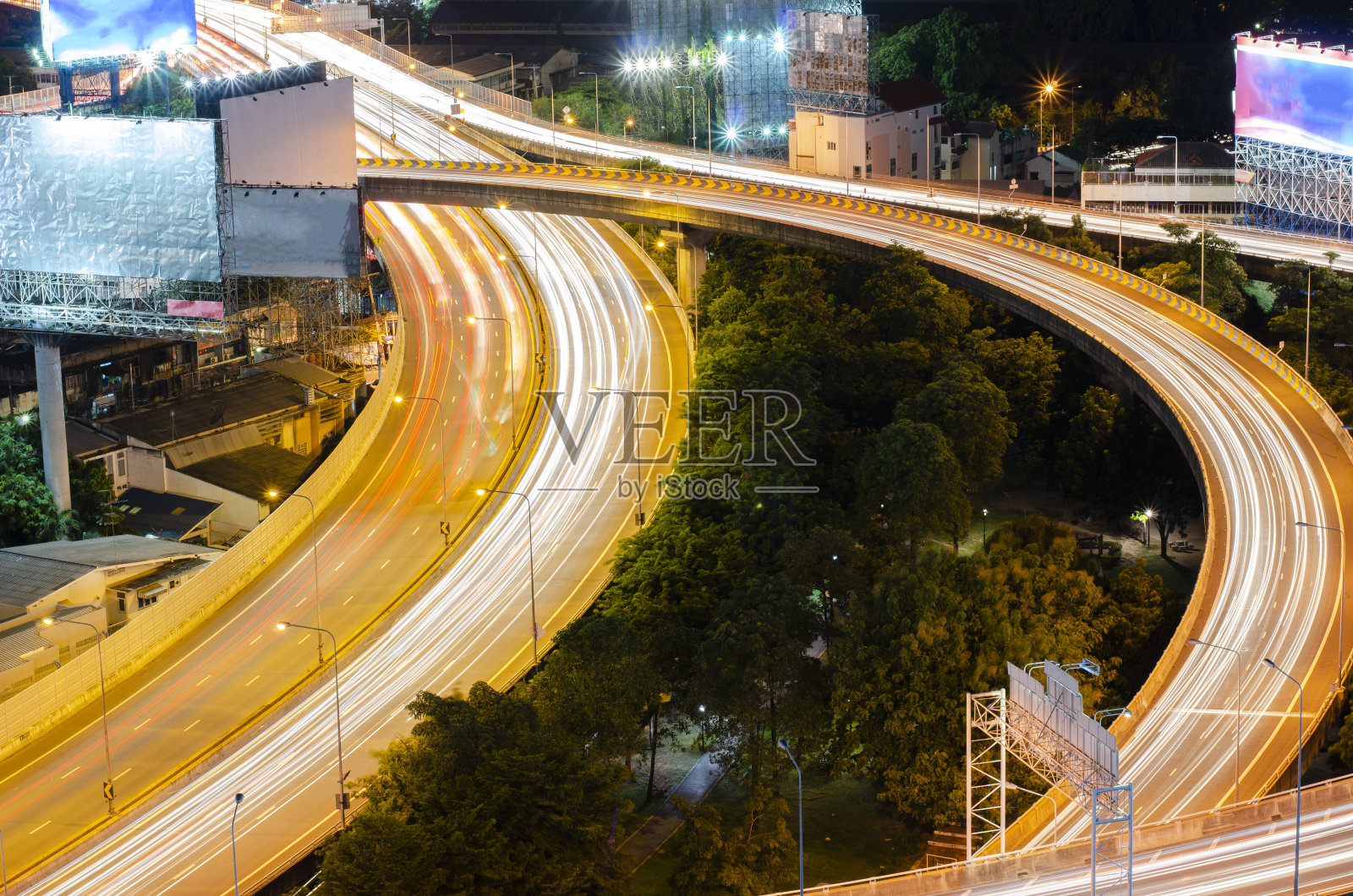 曼谷城市。曼谷商业区的夜景。照片摄影图片