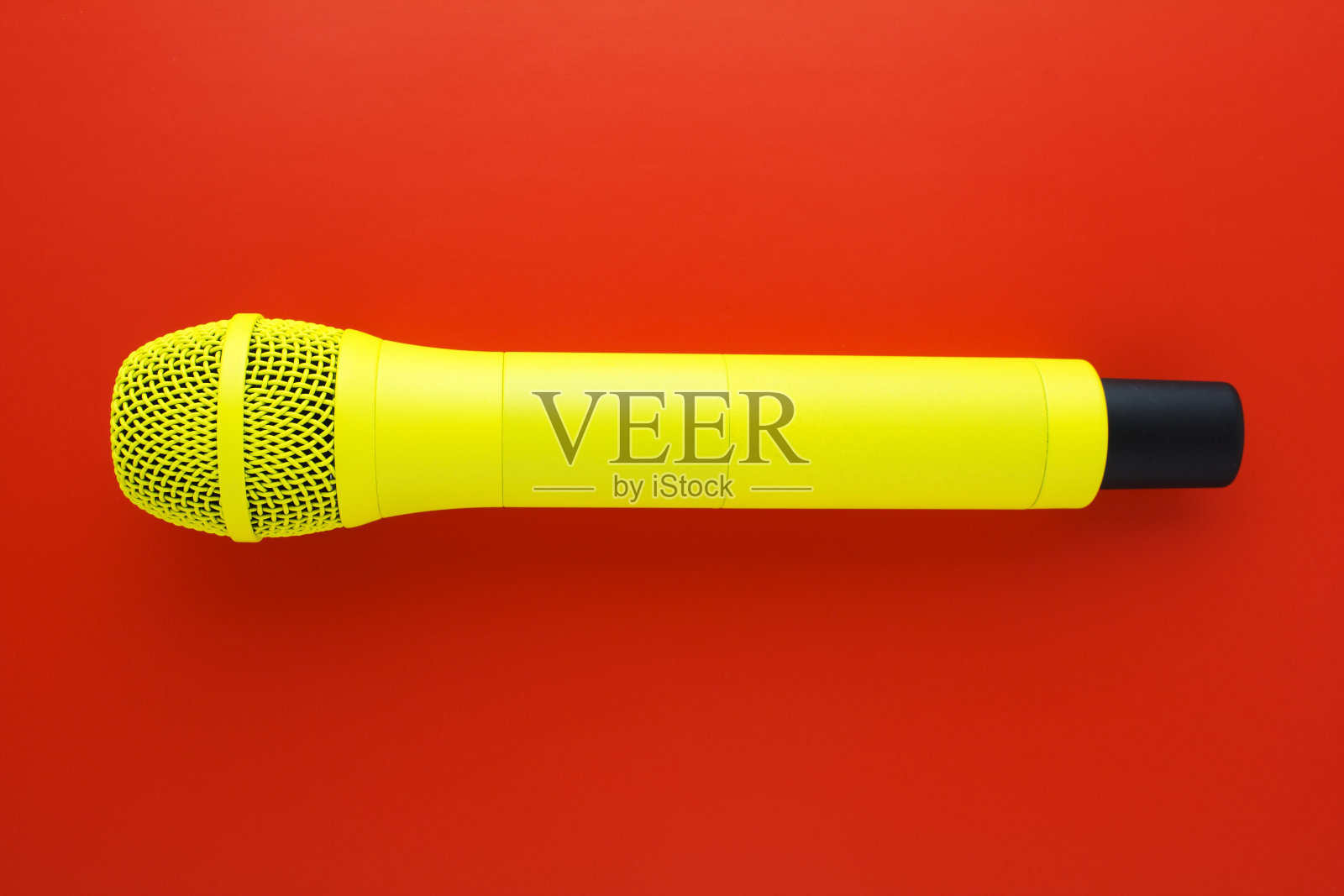 黄色专业声乐无线麦克风,红色背景。照片摄影图片