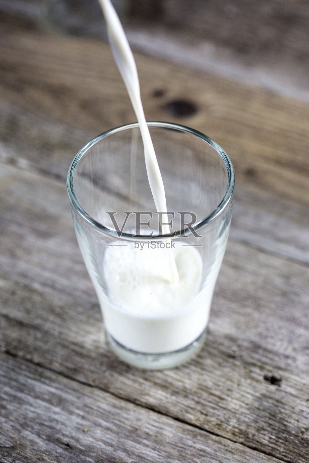 倒一杯新鲜牛奶照片摄影图片