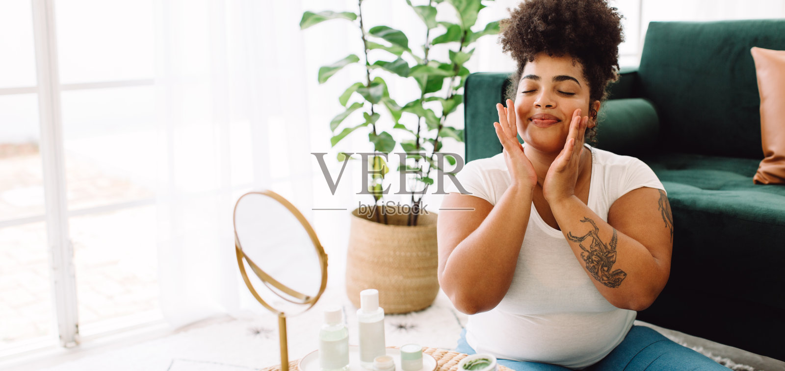 在家涂抹面霜的女人照片摄影图片