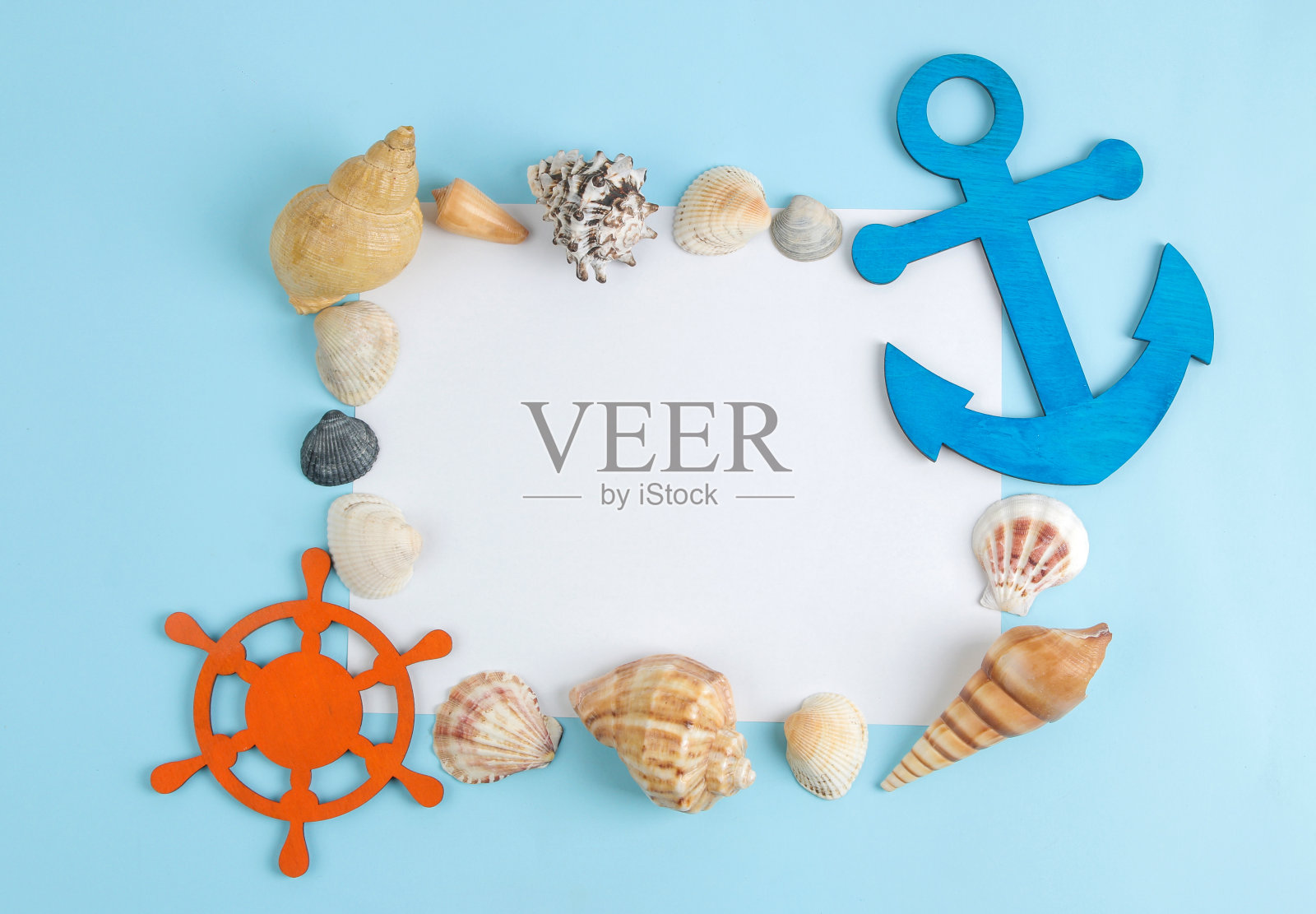 空白文字与海,夏季配件在明亮的蓝色背景。前视图。照片摄影图片