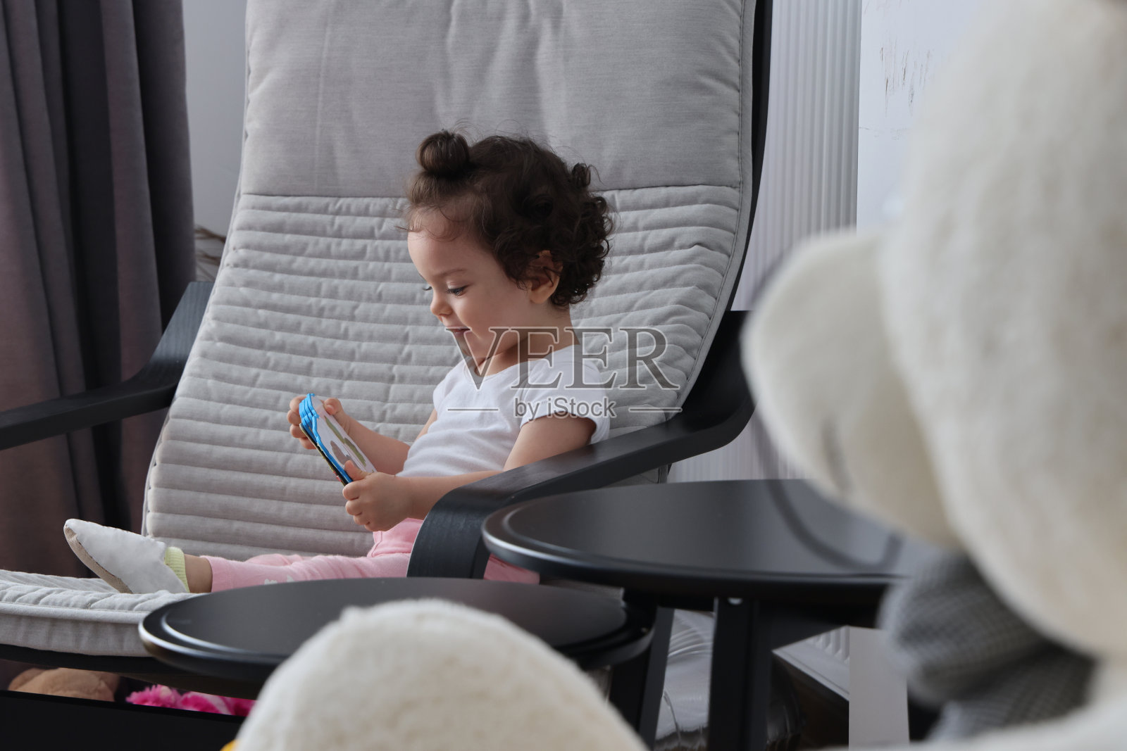 小女孩在看书照片摄影图片