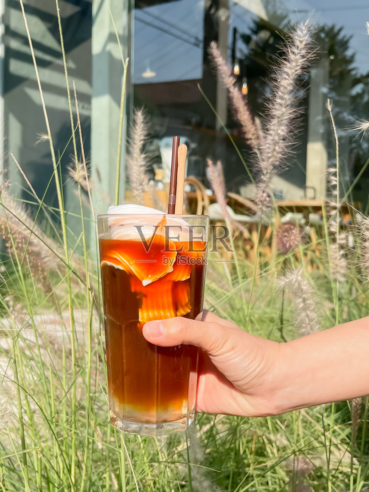 一杯加椰汁的冰美式咖啡照片摄影图片